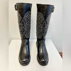Donald Pliner MAC Boots are in excellent condition.